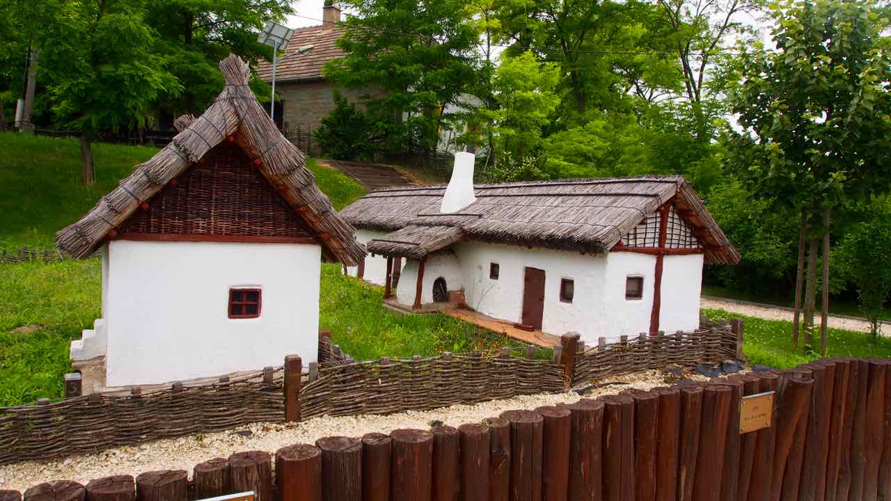 Aszar ein Minidorf in Ungarn