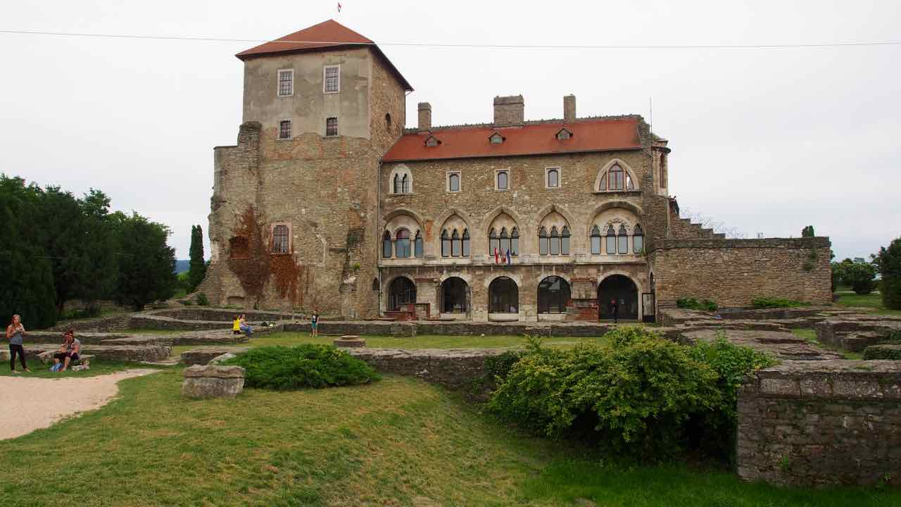 Tata - die Burg