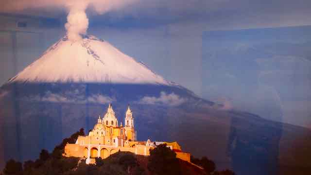 ein Foto mit dem Vulkan Popocatepetl, der sich vor uns hinter Wolken versteckte!