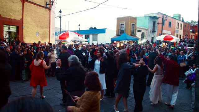 Guanajuato Abends wird auf der Strasse Tango getanzt