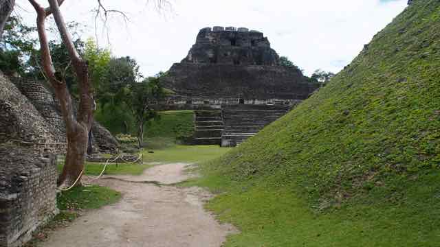 Xunantunich die Maya Stadt