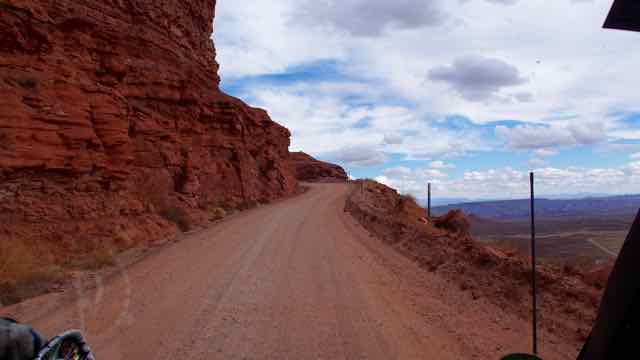 Der Moki Dugway - eine Schotterstrasse in einer senkrechten Canyonwand