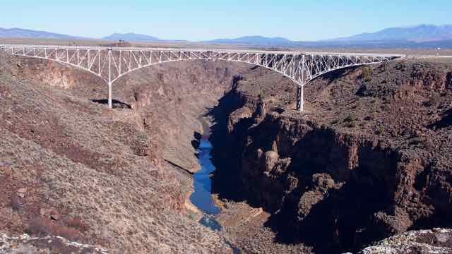 Die zweithöchste Eisenbrücke der USA 230m über dem Fluß