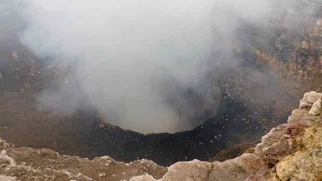 beim Krater des Vulkans