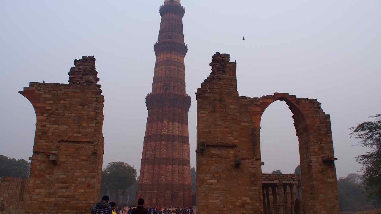"Qutab Minar" Ruinen der größten Moschee Indiens 