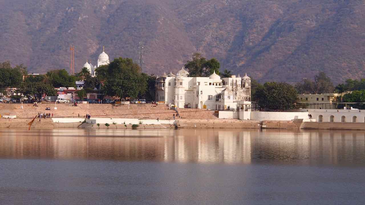 in Pushkar am heiligen See